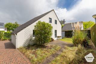 Deze vrijstaande vakantiewoning ligt in een rustig deel van het populaire vakantiepark ‘<strong>Sunparks Oostduinkerke</strong>’.<br />De woning en tuin werden steeds <strong>uitstekend onderhouden</strong>. Dankzij de <strong>moderne technieken, waaronder domotica</strong>, is deze vakantiewoning volledig instapklaar.<br />Door de gunstige oriëntatie en praktische indeling geniet u de hele dag van zon en rust.<br />Een <strong>garage is inbegrepen</strong> in de prijs, zodat uw wagen steeds veilig en dichtbij geparkeerd staat.<br /><br />Indeling van de woning:<br /><strong>Gelijkvloers:</strong>
<ul>
<li>Inkomhal met apart gastentoilet;</li>
<li>Badkamer met l<strong>igbad en dubbele wastafel</strong>;</li>
<li>Ruime en lichtrijke leefruimte;</li>
<li>Open, volledig uitgeruste keuken;</li>
<li>Berging met <strong>moderne condensatieketel</strong> en aansluiting voor wasmachine en droogkast;</li>
<li>Eerste slaapkamer, bureau of extra berging;</li>
</ul>
<br /><strong>Eerste verdieping:</strong>
<ul>
<li>Nachthal;</li>
<li><strong>3 ruime slaapkamers</strong> met plaats voor een dubbel bed;</li>
<li>Tweede badkamer met douche en wastafel;</li>
</ul>
<br /><strong>Extra troeven:</strong>
<ul>
<li><strong>Gunstig EPC: 279 kWh/m²/jaar;</strong></li>
<li>Garage inbegrepen in de prijs;</li>
<li>Volledig instapklaar;</li>
</ul>
<br />Contacteer ons via 058 24 00 15 of via nieuwpoort@caenen.be voor een bezoek ter plaatse.<br />