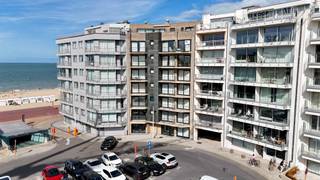 Recent gerenoveerd twee-slk-appt om de hoek van het strand.<br /><br />Dit appartement is in nieuw staat, maatmeubilair, groot terras, gelijkvloers, hedendaags,.. zijn alvast woorden die ik kan gebruiken bij deze beschrijving.<br /><br />De leefruimte is volledig geïnstalleerd en heeft een gelijkvloers zicht over het Lucionplein, die verbonden is met het strand en de zee. Vele maatmeubilair maakt deze open keuken en leefruimte best gerieflijk. Een stofzuigkast, wasmachine mooi weggestopt, dressoir met TV benodigdheden,..<br /><br />Achter het appartement zijn er 2 slaapkamers. In de kleinste kamer kunnen de meeste mensen slapen, door slim maatmeubilair is er een stapelbed en twijfelaar vast geïnstalleerd. De hoofdkamer heeft ook maatkasten en biedt ook toegang naar het achterliggend terras.<br /><br />De badkamer vind ik persoonlijk ‘ene voor in de boekskes’, praktisch en vooral heel mooi afgewerkt.<br /><br />PLUSPUNT:<br />+ gebruik van kwaliteitsmaterialen<br />+ om de hoek van strand en zee<br />+ nieuwstaat