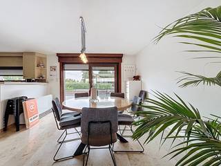 Ben je op zoek naar een woning met veel ruimte én mogelijkheden voor professioneel gebruik? Dan is deze instapklare woning beslist iets voor jou.Op...