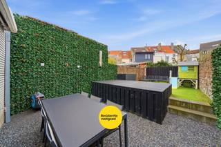Deze volledig gerenoveerde woning (2016) combineert charme met modern comfort en is ideaal gelegen vlakbij diverse voorzieningen!<br /><br />Op het gelijkvloers geniet u van een lichtrijke leefruimte met gezellige zithoek en eetplaats, aansluitend op de stijlvolle open keuken met kookeiland en alle hedendaagse toestellen. Grote raampartijen en automatische Veluxramen zorgen voor een aangename lichtinval. Via het schuifraam bereikt u de onderhoudsvriendelijke tuin met terras, zonneluifel en buitenverlichting.<br /><br />De eerste verdieping beschikt over een ruime badkamer met ligbad, inloopdouche en toilet, evenals een royale slaapkamer met dressing. Op de tweede verdieping bevinden zich een tweede slaapkamer en een extra ruimte die perfect kan dienen als bureau of derde slaapkamer.<br /><br />De woning is energiezuinig uitgerust met zonnepanelen en thuisbatterij (10 kW), vloerverwarming op het gelijkvloers en warmtepompen (lucht/lucht). Daarnaast zijn er aluminium ramen met HR-glas, een geïsoleerd dak en een conforme elektrische installatie.<br /><br />Benieuwd om deze topper te ontdekken? Bel ons op het gekende nummer 059/250 590 om uw afspraak vast te leggen!