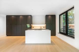 Sommige appartementen hebben dat fijne evenwicht tussen rust, licht en comfort. In Villa Le Prince komt dat mooi samen. Je woont er omringd door groen, terwijl Ekeren en Brasschaat vlakbij liggen.<br /><br />Het appartement bevindt zich op de eerste verdieping van een recent gebouw en valt meteen op door zijn lichtrijke leefruimte. De parketvloer zorgt voor warmte, de grote raampartijen halen het groen naar binnen en de open keuken vormt een mooi geheel met de leefruimte. Ze is volledig uitgerust met een grote kastenwand, geïntegreerde toestellen en een royaal kookeiland.<br /><br />Vanuit de leefruimte stap je zo het overdekte terras op. Beschut, omgeven door groen en een fijne plek om een groot deel van het jaar buiten te zitten.<br /><br />Dat hedendaagse wooncomfort merk je ook aan de energieprestaties. Met een uitzonderlijk laag E-peil van E8 woon je hier bijzonder energiezuinig. Bovendien geniet het appartement hierdoor van 2026 tot 2031 van 100% vrijstelling van de onroerende voorheffing. Een voordeel dat je niet alleen voelt in je wooncomfort, maar ook in je portemonnee.<br /><br />Verder zijn er twee ruime slaapkamers met maatkasten, een badkamer met inloopdouche en dubbel lavabomeubel, een apart toilet en een praktische berging met plaats voor wasmachine en droogkast.<br /><br />Ook praktisch zit het goed. Bij het appartement horen een privatieve kelderberging en een eigen autostaanplaats. Fietsen kunnen terecht in de gemeenschappelijke fietsenstalling en als bewoner geniet je bovendien van de ruime gemeenschappelijke tuin.<br /><br />Een appartement waar groen, licht en energiezuinig wonen vanzelf samenkomen, met alles wat je nodig hebt vlakbij.
