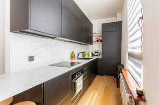 Charmant appartement in kleinschalig gebouw<br /><br />Locatie<br />Gelegen in de Cassiersstraat, op wandelafstand van het groene Park Spoor Noord. Deze buurt heeft de afgelopen jaren een flinke metamorfose ondergaan en is ideaal gelegen met winkels, openbaar vervoer en scholen (met onder meer de AP Hogeschool) in de directe omgeving. Daarnaast ben je op twee minuutjes op het trendy Eilandje en het centrum van de stad.<br /><br />Beschrijving<br />Het appartement bevindt zich op de eerste verdieping van een kleinschalig gebouw. Via de inkomhal (waar ruimte is voor een vestiaire) betreden we de gezellige leefruimte. Wat onmiddellijk opvalt zijn de hoge plafonds en de grote raampartijen (voorzien van dubbele beglazing), waardoor de zonnestralen prachtig binnenvallen in het hele appartement. De open keuken werd vernieuwd in 2021 en sluit naadloos aan op de leefruimte. De badkamer is uitgerust met een wastafel, badkamermeubel, aansluiting voor een wasmachine en de cv-ketel. Hier geniet je van een douche in bad. Tot slot beschikt het appartement over een volwaardige slaapkamer, ideaal voor wie comfortabel wil wonen op een centrale locatie in Antwerpen. Momenteel verhuurd voor 674 euro per maand + 50 euro maandelijkse kosten.<br /><br />Bijzonderheden<br />- Conforme elektriciteit<br />- Maandelijkse lasten: 116,11 euro (incl.: voorschot water, professionele syndicus, blokpolis, en rechtsbijstand)<br />- Aparte meters: gas en elektriciteit<br />- Bewoonbare opp. volgens EPC: 67m²<br />- Airco in slaapkamer<br /><br />Verplichte vermeldingen<br />EPC: 344 kWh/m²<br />P-score: C<br />G-score: C<br />Stedenbouwkundige inlichtingen: Wg, Vg, Gvv, Gmo, Vkr