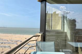 Beautifully renovated apartment for sale in Knokke-Duinbergen, offering stunning sea views and afternoon sun.<br />Layout: entrance hall with guest toilet and built-in wardrobe. Open kitchen with an original and practical layout. Bright and cosy living and dining area with sea view and access to the sunny terrace.<br />The master bedroom features built-in wardrobes and an ensuite bathroom with a walk-in shower and freestanding bathtub. Second bedroom with built-in wardrobes, shower, and washbasin.<br />Private cellar and bicycle storage in the building.<br />Option to purchase the elegant furniture. Easy parking at Manitobaplein or nearby streets. Garages available for rent or purchase in the immediate vicinity.<br />For more information or a private visit, please contact Tine Vandenberghe:<br />📞 +32 497 53 45 29 | ✉️ info@Tine.immo