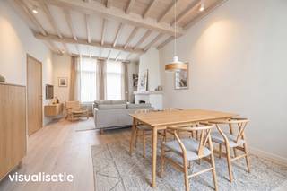 <strong>Charmante stadswoning, te renoveren maar met veel potentieel! Authentieke elementen, 5 slaapkamers en een zuidgerichte tuin met veel privacy. Dit op slechts enkele minuten van het centrum!</strong><br /><br /><strong>Ligging:</strong> invalsweg naar het centrum, nabij station en scholen<br /><br /><strong>Indeling: </strong>inkomhal, woonkamer, wasplaats, badkamer, kelder, 5 slaapkamers, tuin<br /><br /><strong>Omschrijving:</strong> te renoveren stadswoning op een zuidgericht perceel van 231 m², een aantal authentieke elementen in de woning bleven behouden zoals vloerwerk in inkomhal, wandlijsten ... Ruime inkomhal met plaats voor fietsen, woonkamer met erg hoge plafonds, open haard en elektrische rolluiken. Keuken met kastwerke en toestellen en een te vernieuwen badkamer. Uitbreiding mogelijk via de wasplaats. Koele en droge kelder. Eerste verdieping met drie grote slaapkamers. Vaste trap naar de zolderverdieping met hier een erg grote zolderkamer en een kleinere vijfde slaapkamer. Mogelijkheid voor badkamer zowel op eerste als op tweede verdieping. <br /><br />Achteraan het huis een groot terras met een aansluitende ommuurde zuidgerichte tuin met veel privacy en vooral veel rust.<br /><br />Epc-score: 610 kWh/m² (label F)<br /><br /><strong>Bijzondere informatieplicht:</strong> in aanvraag<br /><br /><em>Graag wijzen wij u op de renovatieplicht voor gebouwen met een E of F EPC-label uiterlijk 6 jaar na aankoop te rekenen vanaf het verlijden van de notariële akte. Voor meer info kijk op de website van het Vlaams Energie- en Klimaatagentschap:<span> </span>https://energiesparen.be/renovatieverplichting</em>