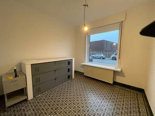 <p><span>Mooi gelegen woning in het centrum van Stasegem en in een doodlopende straat. Inkom, living, eetkamer, keuken, veranda, toilet, stooklokaal/wasplaats, tuin, dubbele garage. Op eerste verdieping : 4 slaapkamers en badkamer. Op de zolderverdieping werden 3 half afgewerkte kamers gemaakt. Bouwjaar 1937. Oppervlakte 2a 71 ca. KI 570 euro. Er is centrale verwarming op stookolie met een bovengrondse tank. Voor info bijkomende info of bezoek, bel 056.21.58.00 of www.immo-lvb.be.</span></p>