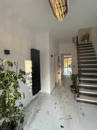 <p>Ruime woning met veel potentieel op een perceel van 4a 63ca, bestaande uit: inkomhal, apart toilet, wasruimte, open keuken, nachthal, 5 volwaardige kamers (waarvan één kan worden ingericht als slaapkamer, hobbyruimte of praktijkruimte), 2 badkamers en een inpandige garage. <br /><br />Deze woning beschikt over een bewoonbare oppervlakte van ca. 200 m². Achteraan bevindt zich een aangename tuin met tuinhuis. Dankzij de ruime en flexibele indeling is deze woning ideaal voor grote gezinnen en voor wie wonen wil combineren met een hobby of praktijkruimte.<br /><br />Gelegen in een aangename woonomgeving met vlotte verbindingen en voorzieningen in de nabije omgeving.<br /><br />Contacteer ons kantoor voor meer info of een bezoek ter plaatse via 0472/533.946 of mail info@immo-b.be!</p>