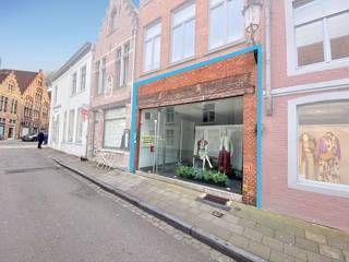 Fantastisch gelegen handelsruimte van 35 m² te huur in het centrum van Brugge, langs de Wulfhagestraat (zijstraat Noordzandstraat) en vlakbij parking Zilverpand en 't Zand. Het pand met een gevelbreedte van +/- 5 meter geniet van een énorme visibliteit, volledig gerenoveerd en dus instapklaar. In combinatie met de passage is dit dé ideale uitvalsbasis voor uw bedrijf. Daarnaast biedt de ruimte op het gelijkvloers veel mogelijkheden en is het geschikt voor verschillende activiteiten (diensten, vrij beroep, kunst ...). Voor meer informatie of een bezoek ter plaatse kan u contact opnemen met Sebastien op 0477 09 09 09.
