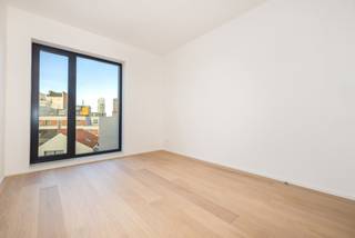 BRUSSEL, fantastisch gelegen penthouse op de 6de verdieping van de residentie UNIQ. Gelegen naast het Sint-Katelijneplein, in het bruisende deel van de stad kan u deze fanatische penthouse terugvinden. Het appartement beschikt over mooi en grote woonkamer van +60m² met salon allemaal uitkomende op het terras van 50m². Super ingerichte open keuken met centraal eiland en hypermoderne keukentoestellen. In het totaal zijn er 3 grote slaapkamers (18m², 12m² en 10m²) met elk een eigen badkamer. De masterbedroom beschikt over een gezellig privéterras van 7,12m². Volledig Future Proof gebouw met EPC B+ en hoge akoestische isolatiewaarde. <br />Verkoop onder BTW op de bouw (6 % onder voorwaarden ) en registratie op de grond (12,5 %).