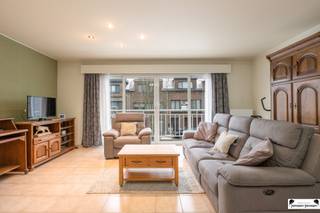 <p>Cet agréable appartement de <strong>1 à 2 chambres,</strong> situé sur le site  , allie confort, lumière et efficacité énergétique dans un <strong>petit immeuble</strong> où <strong>les charges communes sont très faibles</strong>.</p><p>L'<strong>espace de vie confortable d'environ 40 m²</strong> est baigné de lumière et communique avec <strong>deux fenêtres coulissantes</strong> qui donnent accès au <strong>balcon côté rue (environ 6 m²)</strong>. L'espace de vie est suffisamment spacieux pour accueillir un salon et une table à manger.</p><p>La <strong>cuisine entièrement équipée</strong> est pratique  et dispose d'une <strong>pièce de rangement communicante</strong>, idéale pour les rangements supplémentaires et les appareils électroménagers. <br />La <strong>salle de bains</strong> est équipée d'un <strong>lavabo et d'une douche</strong>, tandis que les <strong>toilettes sont situées dans une pièce séparée</strong> pour plus de commodité.</p><p>Les toilettes sont situées dans une pièce séparée pour plus de commodité :</p><p>En outre, l'appartement est équipé de <strong>volets automatiques</strong> et se classe particulièrement bien en termes d'efficacité énergétique avec un <strong>EPC favorable de 124 kWh/m²an</strong>.</p><p>Un appartement idéal pour ceux qui veulent un logement confortable, pratique et économe en énergie dans un endroit agréable.</p>