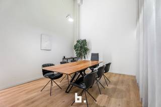Op zoek naar een moderne en ruime kantoorruimte op een toplocatie?<br />Deze instapklare kantoorruimte van 375 m², verdeeld over twee verdiepingen (gelijkvloers en 1ste verdieping), biedt alle nodige voorzieningen voor een efficiënte en aangename werkomgeving.<br /><br />Troeven van dit kantoor:<br />✔ Grote raampartijen – veel natuurlijk licht en een open, aangename sfeer<br />✔ Diverse aparte bureaus – flexibel in te delen werkruimtes<br />✔ Vergaderzaal – ideaal voor professionele meetings<br />✔ Keuken – praktisch ingericht voor comfort tijdens de werkdag<br />✔ Ingebouwde kasten – veel opbergruimte zonder ruimteverlies<br />✔ Meerdere toiletten – voor extra gebruiksgemak<br />✔ Centrale verwarming op gas &amp; airco – aangenaam binnenklimaat in alle seizoenen<br />✔ Gunstig EPC (B) – energiezuinig en kostenbesparend<br />✔ Uitstekende ligging – vlot bereikbaar en commercieel interessant<br /><br />Dankzij de grote raampartijen geniet deze kantoorruimte van een moderne uitstraling en veel lichtinval, wat bijdraagt aan een productieve en aangename werksfeer.<br /><br />📍 Gelegen in het centrum van Roeselare, ideaal voor klanten en medewerkers.<br /><br />*Startprijs exclusief de 3 staanplaatsen!<br /><br />🔎 Interesse? Contacteer ons vandaag nog voor meer info of een bezichtiging!