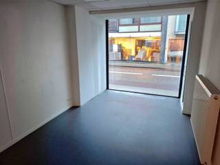 <span>Perfect gelegen handelspand of kantoorruimte te Geel-centrum bestaande uit: handels- of kantoorruimte (+/-50m²), berging (8m²) apart toilet en keuken.</span><br /><br /><span>Gelegen in drukke centrumstraat op 100m van de Geelse Markt.</span><br /><br /><span>Diverse activiteiten mogelijk zoals winkel, kantoor, dienstverlening,...</span><br /><br /><span>Contacteer ons voor meer info of een bezoek ter plaatse via 0471/605.314 of mail info@immo-b.be!</span>