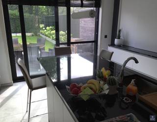 <p><span>PRACHTIGE HOB OP EEN MOOI PERCEEL VAN 399 M²</span></p><p><span> </span></p><p><span>Deze ruime en recente woning (oplevering 2016) biedt een combinatie van comfort, ruimte en kwaliteit. </span></p><p><span>Ze is gelegen in een rustige, kindvriendelijke woonwijk met zeer vlotte verbinding naar het havengebied, de kust, … Tevens zijn winkels in de nabijheid.</span></p><p><span> </span></p><p><span>Op het gelijkvloers bevindt zich een </span><span>zeer royale leefruimte met open keuken</span><span> en een aansluitende ruime berging/wasplaats + grote garage. Extra troef zijn de extra parkeerplaatsen naast de woning. </span></p><p><span>De 1e verdieping beschikt over </span><span>3 volwaardige kamers, een dressing en een stijlvolle badkamer</span><span>. </span></p><p><span>De 2e verdieping biedt bovendien de mogelijkheid om nog </span><span>minstens 2 extra kamers, een hobbyruimte of bureel</span><span> te creëren.</span></p><p><span> </span></p><p><span>Ook technisch is deze woning uitstekend uitgerust met </span><span>zonnepanelen en airconditioning/warmtepomp</span><span>. </span></p><p><span>Bovendien zijn alle verdiepingen uitgerust met vloerverwarming!</span></p><p><span>De elektriciteit is helemaal conform en met een </span><span>EPC-label A</span><span> scoort de woning bovendien bijzonder goed op gebied van energiezuinigheid. </span></p><p><span> </span></p><p><span>Buiten geniet u van een </span><span>mooie omheinde tuin met twee terrassen</span><span>, waarvan één aansluit bij het grote, gemetste tuinhuis.</span></p><p><span> </span></p><p><span>Een zeer mooi en compleet aanbod voor wie op zoek is naar ruimte, luxe en comfort!</span></p><p><span> </span></p><p><span>Wenst u graag meer info of bent u geïnteresseerd in een plaatsbezoek? </span></p><p><span>Gelieve ons dan te contacteren op het nummer 03 775 41 88 of mail naar </span><span><span>Kurt@vastgoed-smet.be</span></span><span> </span></p><p><span><span>www.vastgoed-smet.be</span></span></p><p><span> </span></p><p><span>De verstrekte gegevens/informatie (zowel online als gedrukt) worden vrijblijvend verstrekt, enkel ter inlichting, zonder contractuele verbintenis of garantie van onzentwege en kunnen op ieder ogenblik gewijzigd worden</span></p><p><span> </span></p>