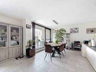 Gloednieuw tweeslaapkamer appartement met twee terrassen te huur in Veurne. Gelegen nabij verschillende (buurt)winkels, op wandelafstand tot de markt en naast centrum Zonnebloem. Het appartement is vrij vanaf 01/06/2026. Indeling: > Tweede verdieping- Open keuken met kookeiland, keramische kookplaat, koelkast, lavabo, oven, microgolf en vaatwasmachine- Woonkamer met toegang tot terras 1- Badkamer met bad en douche, wasmeubel en dubbele lavabo- Berging met aansluiting voor wasmachine - Slaapkamer 1 met aansluiting tot terras 2- Slaapkamer 2> Kelder- KelderbergingAlgemeen: - Beschikbaar vanaf 01/06/2022- Gemeenschappelijke kosten: provisie €60/maandTroeven: - Splinternieuw appartement- Terras aan voor- en achterkant van het gebouw - Goede ligging, nabij winkels en de markt van Veurne Ben je geïnteresseerd in dit pand te huur in Veurne? Ga naar de website www.dewaele.com, klik op het pand dat je wenst te huren. Via de rode knop "vraag je bezoek aan" vragen we u kort een profiel in te vullen. Daarna nemen we contact op voor een bezoek. Telefonisch kunnen er geen afspraken gemaakt worden.