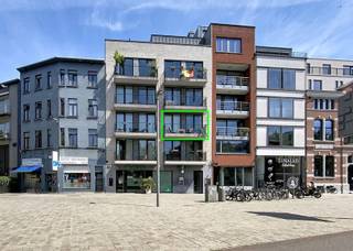 <p><span>Mooi gemeubeld appartement op het Eilandje.</span></p><p><span> </span></p><p><span>Dit gemeubeld appartement is gelegen in een recent appartementsgebouw op een toplocatie op het Eilandje, vlakbij winkels, restaurants, scholen en openbaar vervoer. Ook park Spoor Noord, het MAS en de Scheldekaaien zijn op wandelafstand. Het gebouw is voorzien van een lift en van een vuilnis- en fietsenberging. </span></p><p><span>Het appartement zelf bestaat uit een inkomhal, een zeer lichte woonkamer met open keuken en eettoog (geïnstalleerd met keramisch kookvuur, dampkap, ijskast, vaatwasser en combi-oven). Aansluitend is er een gezellig zuid-gericht terrasje. Achteraan het appartement ligt de slaapkamer, de badkamer met dubbele wastafel en grote inloopdouche, het apart toilet en de berging met aansluiting voor wasmachine. Overal is tegelparket voorzien; dit zorgt voor een mooie uitstraling en ruimtelijk gevoel maar ook voor makkelijk onderhoud. Alle kamers zijn bovendien voorzien van lichtarmaturen en van gordijnen. </span></p><p><span> </span></p><p><span>Vaste kosten: 105,- euro per maand ( inclusief beheer gebouw, onderhoud algemene delen, onderhoud en keuring lift, elektriciteit en water van de algemene delen, onderhoud brandbeveiliging, ruimen beerput)</span></p><p><span> </span></p><p><span> </span></p>