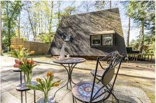Op het bungalowpark Sonnevijver in Rekem, omgeven door groen en mooie waterpartijen, mogen wij met veel plezier deze vakantiechalet, gelegen op...