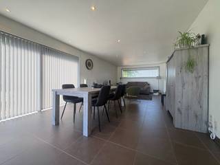 <strong>Ligging</strong><br />Deze recente halfopen woning (bouwjaar 2010) geniet van een uitstekende ligging in Oudenaarde. Dankzij de vlotte verbinding met belangrijke invalswegen bevinden scholen, winkels, horeca en andere dagelijkse voorzieningen zich op korte afstand.<br /><br /><strong>Indeling</strong><br />Via de inkomhal met apart gastentoilet betreedt u de lichtrijke leefruimte met een volledig ingerichte open keuken. De keuken is uitgerust met een vaatwasser, oven, koelkast, kookplaat en dampkap. Aansluitend bevinden zich een praktische berging/wasplaats en de inpandige garage.<br />Op de eerste verdieping zijn er drie volwaardige slaapkamers en een moderne badkamer met ligbad, douche, dubbele lavabo en toilet.<br />Buiten geniet u van een aangename, groene tuin waar u in alle rust kunt ontspannen.<br /><br /><strong>Technisch</strong><br />De woning werd gebouwd in 2010 en behaalt een uitstekende energiescore met EPC-label A. De verwarming gebeurt via aardgas, wat zorgt voor een energiezuinige en comfortabele woonomgeving. Beschikbaar vanaf 1 oktober 2026.<br /><br /><strong>Troeven</strong>
<ul>
<li>Recente halfopen bebouwing (2010)</li>
<li>Energiezuinig met EPC-label A</li>
<li>3 ruime slaapkamers</li>
<li>Rustige, groene tuin</li>
</ul>
<br /><strong>Contact</strong><br />Interesse in deze woning? Neem gerust contact op met Realimmo voor meer informatie of het plannen van een bezoek via cedrik@real-immo.be.