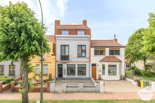 Op zoek naar een lichtrijk en instapklaar appartement nabij zee? Dit energiezuinig <strong>duplex dakappartement met 2 slaapkamers</strong> bevindt zich in een kleine residentie met slechts 2 appartementen en geniet van een uitstekende ligging nabij winkels, duinen en op korte afstand van het strand.<br /><br />Het appartement strekt zich uit over het<strong> 1e en 2e verdiep </strong>en combineert comfort, ruimte en energiezuinig wonen. Op de eerste verdieping bevinden zich <strong>twee volwaardige slaapkamers</strong> en een moderne badkamer uitgerust met dubbele wastafel, toilet en ruime inloopdouche.<br /><br />De <strong>bovenverdieping</strong> biedt een aangename <strong>open leefruimte</strong> met veel natuurlijk licht en een<strong> volledig uitgeruste keuken</strong>, ideaal voor wie houdt van een open en gezellige woonbeleving.<br /><br />Vooraan op het gelijkvloers bevindt zich een <strong>privatief terras</strong>, perfect geschikt voor fietsen, een loungehoek of sfeervolle decoratie.<br /><br /><strong>Extra troeven:</strong>
<ul>
<li>2 slaapkamers</li>
<li><strong>Kleinschalige residentie</strong> met lage gemeenschappelijke kosten</li>
<li>Zonnepanelen aanwezig</li>
<li>Aircosysteem voor verwarmen, koelen én ventileren</li>
<li><strong>Conforme elektrische installatie</strong></li>
<li>Asbestveilig</li>
<li>Gunstige ligging nabij zee, winkels en openbaar vervoer</li>
</ul>
<strong>EPC: 238 kWh/m² jaar – Label C</strong><br /><br />Ideaal als vaste woonst, tweede verblijf of investering aan de kust. Contacteer ons vandaag nog voor een bezoek!
