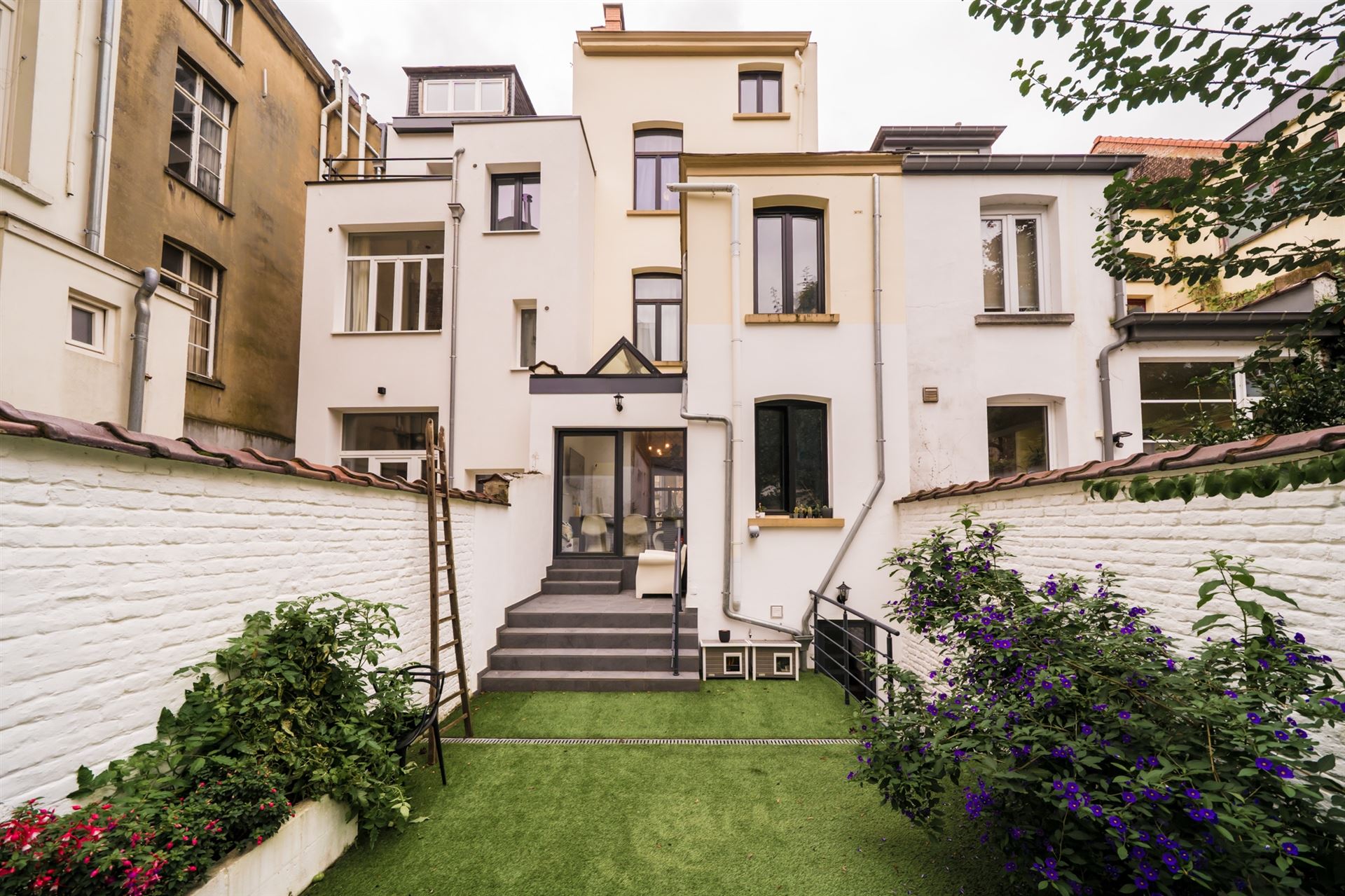 Beautiful renovated master house on a prime location in the EU district - photo 2