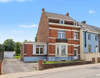 Bent u op zoek naar een karaktervolle woning met een unieke uitstraling, veel ruimte en een prachtig perceel? Dan is deze charmante herenwoning in het landelijke Bever zeker een bezoek waard.
Bij het betreden van de woning wordt u meteen gecharmeerd door de authentieke elementen zoals de hoge plafonds, sierlijke moulures, originele vloeren en de indrukwekkende traphal die doorloopt tot op de zolder. Dankzij de vele raampartijen geniet elke leefruimte bovendien van een aangename natuurlijke lichtinval.
De woning beschikt over 3 ruime slaapkamers, waarvan één op het gelijkvloers naast de badkamer, wat zorgt voor extra comfort. Daarnaast is er een aparte bureauruimte (of kleinere kamer) en biedt de ruime zolder tal van mogelijkheden om nog twee extra slaapkamers of een polyvalente ruimte te creëren.
Buiten geniet u van een prachtige, grote tuin met aansluitend een weide, samen goed voor een perceel van maar liefst 17a 70ca. Een ideale plek voor wie houdt van rust, ruimte en groen.
Interesse? Contacteer Sophie voor meer informatie of een bezoek via 0496 71 50 59.