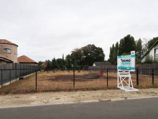 <strong>WAAUW!</strong><br />Groot perceel van 770m² in rustige omgeving nabij centrum Oevel. <br /><br />Hier kan je jouw droomvilla realiseren, of kiezen voor een slimme en comfortabele bungalow. Dankzij de ruime afmetingen van het perceel zijn er meer dan voldoende vierkante meters beschikbaar om jouw woonwensen te realiseren. Volgens de verkavelingsvoorschriften is een woning met een grondoppervlakte van meer dan 220m² mogelijk, aangevuld met een bijgebouw van maximaal 50m². Het perceel beschikt bovendien over een uitzonderlijk ruime perceelbreedte van maar liefst 19m en een mooie diepte van meer dan 40m. Een bijkomend voordeel: er geldt geen bouwverplichting, waardoor je volledig vrij bent om te bouwen op het moment dat het jou past. <br /><br />Bouwgronden met deze combinatie van ligging, oppervlakte en mogelijkheden komen nog maar zelden op de markt. Dit prachtige perceel voor een open bebouwing bevindt zich in een rustige omgeving en toch vlakbij het centrum van Oevel. Dankzij de aantrekkelijke aankoopprijs is dit niet alleen de ideale locatie voor jouw toekomstige woning, maar ook een bijzonder interessante investering. <br /><br /><strong>Hoofdgebouw </strong><br />• Bouwbreedte: min. 7m - max. 13m <br />• Bouwdiepte vrijstaande woning: max. 17m <br />• Vrijstaande bebouwing! <br />• Zijgevels op minimum 3m van de perceelgrens <br />• Kroonlijsthoogte: max. 7m <br /><br /><strong>Bijgebouwen </strong><br />• Toegelaten vanaf 21m achter de bouwlijn <br />• Maximale hoogte: 3m <br />• Maximale oppervlakte: 50m² <br /><br /><strong>Waarom dit perceel zo interessant is </strong><br />• Interessante aankoopprijs <br />• Rustig gelegen en vlakbij het centrum van Oevel <br />• Breed perceel van 19 meter voor open bebouwing <br />• Geen bouwverplichting <br />• Mooie totale oppervlakte van 770m² <br /><br />Een uitstekende opportuniteit voor wie ruimte, rust en bouwvrijheid zoekt op een gegeerde locatie. <br /><br />Bel, WhatsApp of mail vandaag nog om je bezoek in te plannen. <br /><strong>Bob Peeters - 0475 97 53 89 - bob@immokong.be </strong>