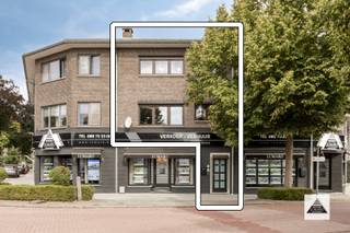 Bel-etage woning met terras en garage in het centrum van Lanklaar. De woning heeft een private inkomhal gelijkvloers, en is verder gelegen op...