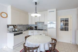 <strong>Gelijkvloers appartement met garage, gelegen in het centrum van Brecht</strong><br />Dit aangename gelijkvloerse appartement vindt u in de Venusstraat te Brecht. Dankzij de praktische indeling, een privatieve tuin en een garage biedt deze eigendom alles wat u nodig heeft.<br /><br />Gelegen op wandelafstand van alle voorzieningen, zoals winkels, horeca, scholen en het openbaar vervoer. Antwerpen en Breda zijn vlot bereikbaar dankzij de nabijheid van het treinstation 'Noorderkempen' op ca. 2 km en het op- en afrittencomplex 'Brecht' op ca. 1,7 km.<br /><br />We betreden het appartement via de inkomhal die toegang geeft tot de leefruimte met open keuken, uitgerust met o.a. een vaatwasser, een gasvuur, een oven, etc. De grote raampartijen zorgen voor veel lichtinval en zicht over de tuin. De badkamer is voorzien van een toilet, douche en badkamermeubel met lavabo. Verder beschikt het appartement over een ruime berging, een achterinkom en twee ruime slaapkamers (ca. 9,5 m² en ca. 14,5 m²). Dankzij de zij-ingang geniet u van alle privacy. <br /><br />In de zuidgerichte tuin kan u eindeloos genieten. Deze is volledig omheind en uitgerust met een zonneluifel. Aansluitend aan de tuin bereikt u de garagebox, voorzien van een automatisch te bedienen kantelpoort. <br /><br /><strong>Alle troeven op een rij</strong><br />
<div>✔ Gelijkvloers appartement<br />
<div>✔ Twee volwaardige slaapkamers<br />
<div>✔ EPC-label C <br />
<div>✔ Privatieve tuin en garage<br />
<div>✔ Ideale ligging<br /><br /></div>
</div>
Dit appartement is ideaal voor wie droomt van gelijkvloers te wonen, maar ook interessant als investering. Heeft u interesse in dit appartement? Contacteer Aertsen Makelaars vandaag nog voor meer informatie!</div>
</div>
</div>
