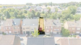 <p>Mooi zuidgericht perceel in Grimbergen, nabij het centrum, openbaar vervoer en groene omgeving.</p><p><br /></p><p>Dit perceel biedt een uitstekende opportuniteit voor wie een bouwgrond zoekt op een strategische locatie in Grimbergen. Dankzij de vlotte verbinding met belangrijke invalswegen, scholen, openbaar vervoer en een aangenaam park combineert deze eigendom bereikbaarheid met een aangename woonomgeving. Het zuidgericht perceel zorgt voor veel natuurlijk licht en een mooie tuinoppervlakte waar optimaal van buitenruimte genoten kan worden. Een constructie is mogelijk van +/- 5,7 meter breed en op het gelijkvloers een diepte van maximaal 16 meter en op het verdiep 11 meter. Alle mogelijkheden zijn af te toetsen met de gemeente. </p><p><br /></p><p>Belangrijkste ruimtes:</p><p>• Zuidgericht perceel met mooie tuinoppervlakte</p><p>• Bouwgrond geschikt voor residentiële ontwikkeling</p><p>• Mogelijkheid tot bekijken van een constructievoorstel</p><p><br /></p><p>Troeven:</p><p>• Ideale ligging nabij centrum van Grimbergen, scholen en openbaar vervoer</p><p>• Zuidgericht perceel met aangename tuinmogelijkheden</p><p>• Vlotte verbinding via belangrijke invalswegen</p><p><br /></p><p>Neem vandaag nog contact op met je ERA-makelaar voor meer informatie.</p><p><br /></p><p>JOUW DROOMGROND. ZO GEVONDEN!</p>