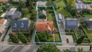 Landelijke woning met een gevel van ca. 15 m op ca. 1.292 m² grond op wandelafstand van centrum Brecht.<br /><br />Het eigendom valt te onderscheiden in 2 delen. Het rechtse gedeelte bestaat uit een afgewerkte wooneenheid, het linkse deel bestaat uit 'stalling' en doet momenteel dienst als opslag maar biedt wel mogelijkheden naar herontwikkeling (toevoeging aan bestaande woongedeelte, werkplaats, creëren tweewoonst,... (onder voorbehoud van het verkrijgen van de nodige vergunningen). Achter het linkse gedeelte vinden we nog een vrijstaande stal (vernieuwd dak) dewelke dienst kan doen als bergruimte of tuinhuis.<br /><br />De rechtse woning geniet van een praktische indeling: we betreden de woning via de klassieke inkomhal met gastentoilet.<br />De inkomhal biedt toegang tot riante woon-en eetkamer en tevens ook toegang tot de eerste gerenoveerde badkamer.<br />De keuken geniet van uitzicht over de tuin en een achteringang, via de keuken is er ook toegang tot de kelder van ca.18 m², dewelke ideaal kan dienst doen als koele berging.<br />Achteraan de woning vinden we de ruime wasplaats, uitgerust met een afzonderlijk toilet en ook een toegang naar de tuin.<br /><br />Op de eerste verdieping vinden we nog 3 slaapkamers en een tweede badkamer. De bergzolder is bereikbaar via een trapluik.<br /><br />Bijzonderheden:<br />- Ontzettend veel mogelijkheden<br />- Ventilatiesysteem<br />- Gunstige EPC score<br />- Ruime tuin met oostelijke oriëntatie<br />- Op een steenworp van Brecht-centrum