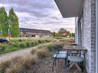 Rustig, doch centraal gelegen appartement bestaande uit een gezellige leefruimte met eet- en zithoek, volledig uitgeruste open keuken,...