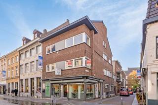 <p>Wil jij graag je eigen zaak met woning in het centrum van Maaseik? Dan is dit je kans!<br /><br />Op een steenworp afstand van de Markt bevindt zich deze sfeervolle handelszaak met een aparte woning, pal in het hart van Maaseik.<br /><br />De handelszaak is toegankelijk langs de Bosstraat en geniet van een goede visibiliteit. De zaak beschikt over een mooie oppervlakte van ± 80 m² en bestaat uit een winkelruimte, toilet, kitchenette en berging.<br /><br />De bijhorende woning is toegankelijk via de aparte, ruime inkomhal aan de Vossenbergstraat. Het betreft hier een (op te frissen) woning van formaat, verdeeld over 3 verdiepingen met op het gelijkvloers de inkomhal.<br /><br />Zowel de handelszaak als de woning worden verwarmd via aardgas ( 2 aparte cv-ketels) door middel van radiatoren. Verder vind je hier kunststof ramen met dubbele beglazing. De ramen op de 1<sup>e</sup> verdieping zijn bovendien voorzien van screens en het buitenschrijnwerk aan de handelszaak is voorzien van veiligheidsrolluiken.<br /><br />Er zijn verschillende belangrijke troeven aanwezig naast de gunstige ligging van het pand.<br /><br />Zo is er veel ruimte, waaraan nog toegevoegd wordt door de aanwezigheid van een kelderruimte. Bovendien bevindt zich op de 3<sup>e</sup> verdieping een zolderruimte, hetgeen bijkomende mogelijkheden biedt. Hier komt bij dat je van een ruim terras bij de woning kan genieten. <br /><br />Ook zijn het dak en de goten circa 10 jaar geleden vernieuwd.<br /><br />Een ander belangrijk pluspunt is dat de handelszaak en woning op zichzelf staande eenheden vormen. Ze kunnen dus volledig los van elkaar gebruikt worden.<br /><br />Tot slot beschikken de woning en de handelszaak over een positief EPC C, wat betekent dat je hier niet onderworpen bent aan de renovatieverplichting.</p>