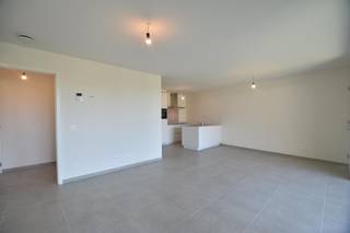 <p><strong> INDELING</strong></p>
<p>Residentie Lumina – bestaande uit 18 appartementen en 1 handelspand op de splitsing Rozenberg-Lichtstoetstraat in het centrum van Mol.<br /><br /></p>
<p>Dit knap appartement beschikt over een bruikbare oppervlakte van 93,1 m² en bevindt zich op de eerste verdieping (aan de kant van Rozenberg). Het beschikt over een inkomhal die uitgeeft op de open woonkamer annex halfopen en volledig ingerichte keuken en 2 bergingen waarvan één met technische gedeelte (boiler, wasmachine, ...).<br />De woonkamer biedt een groot schuifraam die toegang geeft tot het terras van 9 m² (Zuidwest gelegen).</p>
<p>De nachthal met glazen deur en toilet geeft uit op de badkamer met instapdouche en een dubbele wastafel en 2 slaapkamers (9 en 12m²). Beide slaapkamers beschikken over een aparte thermostaat en vliegenramen.</p>
<p>Ondergronds beschikt men over een privatieve open staanplaats en berging en kan men gebruik maken van de boven -en ondergrondse fietsenstalling en gemeenschappelijk afvallokaal.</p>
<p>Naast zijn opvallende design wordt het complex gekenmerkt door een economische, duurzame, milieubewuste en comfortabele ontwikkeling. Zo is het appartement energiezuinig, er werd gebruik gemaakt van kwalitatieve- en duurzame materialen, alsook werd er veel aandacht gespendeerd aan het verbruik binnenshuis, het minimaliseren van de CO² uitstoot en de aanleg van groene elementen (groen daken, tuinen en bomen).</p>
<p>Bovendien geniet men van de privatieve en collectieve systemen die het comfort vergroten: warmtepompen (lucht-watersysteem), vloerverwarming, ventilatiesysteem type D met een warmterecuperatie en een by-pass voor koeling, alsook een gemeenschappelijke PV-installatie (zonnepanelen) waarvan de opbrengst wordt verdeeld onder de appartementen onderling.</p>
<p><strong> BIJZONDERHEDEN</strong></p>
<ul>
<li>Recent gebouw – nog in perfecte staat</li>
<li>Beschikbaar vanaf 01 september 2026</li>
<li>Comfort: warmtepomp, vloerverwarming, ventilatiesysteem Type D met warmterecuperatie en By-pass om te koelen en zonnepanelen.</li>
<li>Kwalitatieve en duurzame materialen</li>
<li>Vliegenramen aanwezig – raamdecoratie- en verlichting zijn zelf te voorzien</li>
<li>Aparte thermostaat in slaapkamers</li>
<li>Lift aanwezig</li>
<li>Ventilatie D</li>
<li>Gemeenschappelijke kost: maandelijkse provisie van 80,00 EUR (verwarming en sanitair warm water zitten hierin verweven)</li>
</ul>
<p>Abonnementskosten van nutsvoorzieningen (water en elektriciteit) zijn voor huurder(s)</p>
<p><strong>POSITIEVE ASPECTEN</strong></p>
<p>Residentie Lumina is gelegen in het centrum van Mol, nabij winkels (Delhaize aan de overkant), scholen, openbaar vervoer en station op wandelafstand.</p>