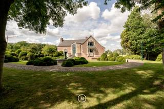 Set in a quiet, green location near the centre of Izegem, this characterful villa was designed by Marcel Raymakers of Queen of the South...