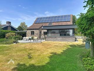 <p>Op het gelijkvloers <span>van de woning bevinden zich een inkomhal met gastentoilet, ruime en lichtrijke leefruimte met uitbouw, uitgeruste keuken met eetplaats, praktische was/bergplaats met douche, en bureel/polyvalente ruimte</span><br />Op het verdiep<span> is een nachthal met ingemaakte kasten, badkamer met ligbad, afzonderlijk toilet, 3 slaapkamers waarvan 2 met ingemaakte kasten, en een berging en bergzolder. </span><span>Daarnaast beschikt de woning over een droge kelder, een carport voor 2 wagens en een grote, zuidgerichte tuin met natuurstenen terras, een ruim tuinhuis, en als kers op de taart: open zicht op de velden</span><span><br /></span></p>
<p>Extra troeven:</p>
<ul>
<li><span>tussen Zulte & Waregem</span></li>
<li><span>Zuidgerichte tuin met prachtig vergezicht</span></li>
<li><span>Carport 2 auto’s + oprit 4 auto's</span></li>
<li><span>Robotmaaier</span></li>
<li><span>Terras in natuursteen</span></li>
<li><span>Professioneel geschilderd</span></li>
<li><span>Voleiken parketvloer in leefruimte + keuken</span></li>
<li><span>Inbouwkasten in de berging, het bureel, de nachthal en de slaapkamers</span></li>
<li><span>22 zonnepanelen met groene stroomcertificaten (+-1750€/jaar)</span></li>
<li><span>Warmtepomp + airco’s (</span><span>2023)</span></li>
<li><span>Regenwaterput van 10.000L</span></li>
</ul>
Richtprijs: 625.000 euro<br />
<p>Deze woning is te koop ZONDER makelaar via Smart Houses! Inlichtingen of bezoek? (Onze bezoekdag gaat door op 19 september) Contacteer de eigenaar via +32474338146 of kathleenvercruysse09@gmail.com</p>