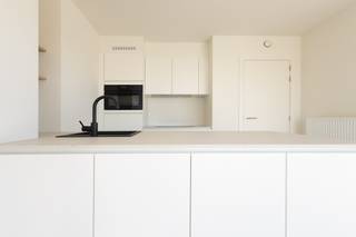 De geafficheerde prijs is exclusief registratierechten en btw.<br /><br />Energiezuinig en moderne penthouse met 2 slaapkamers (87m2) en een ruim terras van 83m2.<br />Dit lichtrijke appartement is gelegen op de 3de verdieping van de residentie Princess in Izegem. <br />Dit is de laatste fase van dit groene en rustig gelegen project. In de ondergrondse kelder zijn er parkeerplaatsen en fietsstallingen aanwezig. <br /><br />Deze laatste fase wordt voorzien van een energiezuinige bouwschil gecombineerd met hernieuwbare energie. <br /><br />Geniet in het project Princess in Izegem van het verlaagd BTW tarief van 6%, indien aan de voorwaarden is voldaan. <br /><br />Voor meer informatie omtrent het project Princess en de talrijke mogelijkheden, aarzel niet contact op te nemen met Marie van Vesta Development via marie@vestadevelopment.be of op het rechtstreeks nummer 0469 66 49 11.