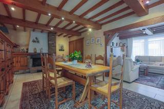 Verzorgde halfopen woning met 3 slaapkamers (meer mogelijk), tuin en ruime garage op een totale grondoppervlakte van 393m². (volledig onderkelderd...)