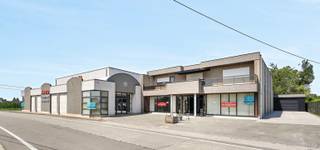 <p>TOPgelegen commerciële hoek met visibiliteit en voorliggende parking. IDEALE SHOWROOM/PRAKTIJK/KANTOORRUIMTE. Perfect onderhouden, en veel potentieel. Mogelijkheid overname aandelen + aankoop bovenliggend INSTAPKLAAR groot APPARTEMENT.</p>