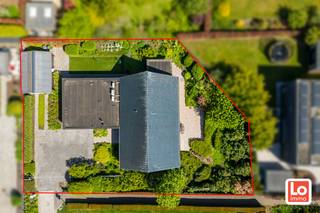 Deze degelijke en kwalitatief afgewerkte woning bevat op het gelijkvloers een inkomhal met gastentoilet, een ruime en lichtrijke leefruimte met aparte bureauruimte met archief en een volledig geïnstalleerde keuken met aansluitend een koele berging. Zowel de leefruimte als de keuken geven uit op een groot terras en de tuin. Verder op het gelijkvloers is er een slaapkamer met dressing en een badkamer met douche, dubbel was meubel en een toilet. Op de eerste verdieping is er een nachthal, drie ruime slaapkamers en een badkamer met ligbad, douche en was meubel. Er is eveneens een afzonderlijk toilet en een zolderberging. De woning beschikt over alle comfort en wordt centraal verwarmd met aardgas. Het buitenschrijnwerk bestaat uit aluminium met HR glas, zonnescreens aan de leefruimte en de keuken en elektrische rolluiken op de slaapkamers. De elektriciteit is conform gekeurd. De woning beschikt over een alarm. De totale oppervlakte van het perceel is 810m².<br />Wil u deze mooi afgewerkte woning op een toplocatie nabij het centrum van Lochristi bezoeken? Schrijf dan nu in voor het bezoekmoment op woensdag 13 mei 2026, enkel via https://calendly.com/loimmogunther/bezoekmoment-koning-leopold-3-laan-28-te-lochristi