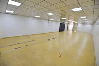 OPSLAGPLAATS - Deze zeer goed onderhouden, moderne opslagplaats met overdekte opslagruimte met buitenkoer van: ongeveer 200m² magazijn en een buitenruimte van 105 m². Hoofd magazijn heeft een breedte van 7.40 meter. Inkom met sectionale poort. Inrijhoogte 2,27 cm Open koer/opslagplaats achteraan van +/-105m².