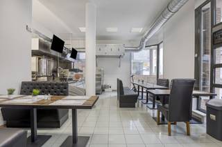 Grijp deze buitenkans en word eigenaar van een volledig uitgeruste pittabar/snackzaak op een toplocatie in Oostende! Dit commercieel pand, gelegen aan de Langestraat 70, is instapklaar en biedt een fantastische gelegenheid voor de gedreven ondernemer.Met een oppervlakte van 90m² en gebouwd in 1995, combineert dit pand een efficiënte indeling met een gunstige ligging. Binnen is de zaak volledig uitgerust om onmiddellijk aan de slag te gaan. Alle toestellen zijn inbegrepen in de verkoop, wat een aanzienlijke investeringsbesparing betekent.Mogelijkheid van overname roerende goederen De inventaris omvat onder andere:* Diepvries* 2 drankfrigo's* Een volledige toonbank* Professionele pizza-oven* 2 Kebab-grills* Professionele dampkap* 2 televisies* Alle aanwezige inrichtingDaarnaast beschikt het pand over aparte tellers voor een duidelijk energiebeheer en is er een gas-aansluiting aanwezig, terwijl de verwarming elektrisch gebeurt. Ook is er een toilet en een kelderruimte die extra opslagmogelijkheden biedt.Gelegen in het hart van de Langestraat, een van de meest levendige straten van Oostende, geniet deze zaak van een constante stroom van zowel lokale bewoners als toeristen. Dit is uw kans om een gevestigde waarde over te nemen en te starten zonder de stress van een volledige verbouwing.Interesse? Wacht niet langer en ontdek de mogelijkheden van dit unieke handelspand.