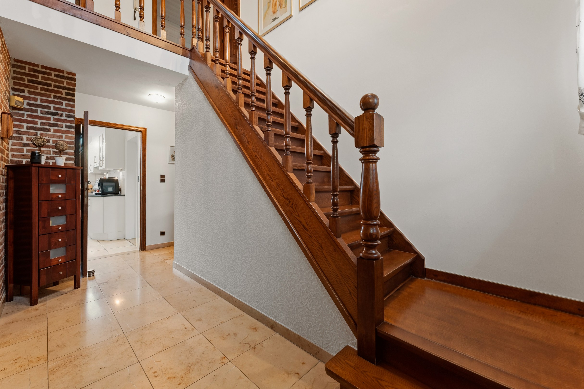 Instapklare en uitstekend onderhouden gezinswoning met 4 slaapkamers op een terrein van 908m² te Genk. - foto 4