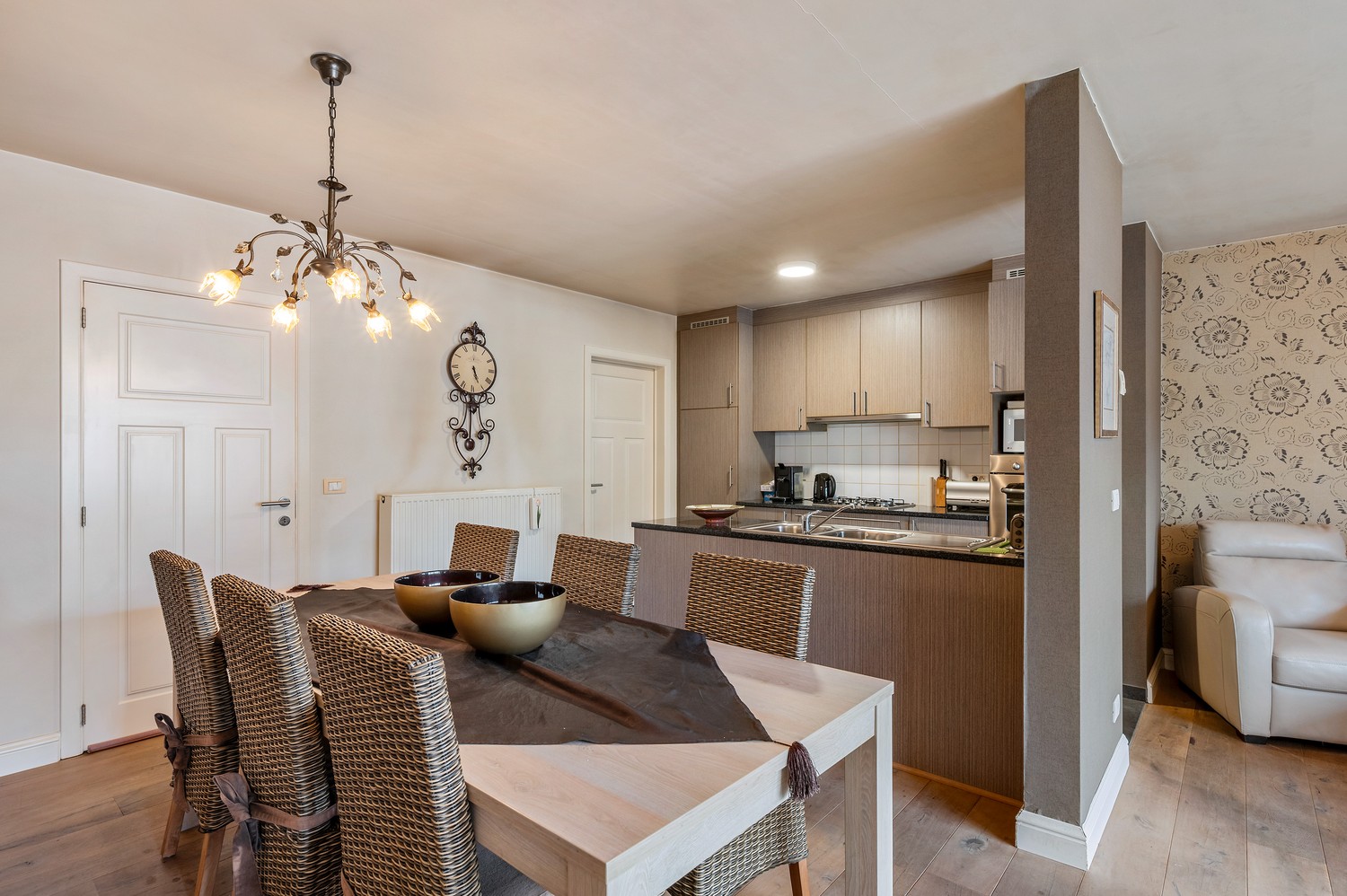 Instapklaar gelijkvloers appartement met tuin, terras en parkeerplaats. - foto 5