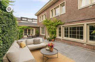 Deze charmante grote herenwoning is topgelegen in het centrum van Oudenaarde (op wandelafstand van de Schelde).Deze degelijke woonst ademt charme en...