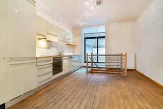 Tel: 0456 12 69 37 / E-mail: kilian.f@weinvest.be<br /><br />We Invest stelt u exclusief een prachtig souplex van 121 m² voor, gelegen in de Kroonlaan, op onmiddellijke nabijheid van het station van Etterbeek, de vijvers van Elsene en alle voorzieningen (openbaar vervoer, winkels, park).<br /><br />Gelegen op het gelijkvloers, is het appartement als volgt samengesteld:<br />Op niveau 0: een grote leefruimte, een ingerichte keuken, een apart toilet, een dressing die toegang geeft tot een bureau, evenals een terras van 12 m².<br />Op niveau -1: een slaapkamer met toegang tot een dressing, evenals een badkamer met toilet.<br /><br />Huur: €1.250<br />Lasten: €75 (onderhoud van de gemeenschappelijke delen)<br /><br />EPB: G<br /><br />Beschikbaar vanaf 1 januari! Huurcontract van 3 jaar!<br /><br />Wacht niet om een bezoek in te plannen!<br />Om meer exclusieve panden te ontdekken, surf naar www.weinvest.be.