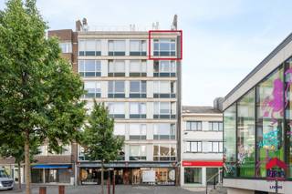 [[ DIT PAND NEEMT DEEL AAN DE ERA OPEN HUIZEN DAG OP 13/6 VAN 16:00 TOT 17:00 ]]
<p>Ben je op zoek naar een appartement met 2 slaapkamers, terras en kelderberging in het centrum van Aalst? Gevonden!<br />Pal op de Hopmarkt, op slechts enkele stappen van de Grote Markt, bevindt zich dit lichtrijke appartement op de zesde verdieping (lift aanwezig). Dankzij deze uitzonderlijke ligging geniet je van een directe toegang tot winkels, horeca, openbaar vervoer en alle voorzieningen die het bruisende stadscentrum te bieden heeft. Met een bewoonbare oppervlakte van 100 m² biedt het appartement een aangename combinatie van ruimte, comfort en een prachtig uitzicht over de stad. Bovendien scoort deze eigendom uitstekend op technisch vlak dankzij de conforme elektrische keuring, het gunstige EPC-label en het asbestveilig attest. Hierdoor is dit appartement niet alleen een ideale woonst voor wie centraal wil wonen, maar ook een interessante investering met een sterk verhuurpotentieel!</p>

<p>Bij het binnenkomen kom je terecht in de ruime leefruimte met stijlvolle parketvloer en airco, die zorgt voor een aangenaam binnenklimaat tijdens elk seizoen. Aansluitend bevindt zich de ingerichte keuken, uitgerust met onder meer een vaatwasser. Via de centrale nachthal bereik je de praktische berging, het aparte toilet, de recent vernieuwde badkamer en twee volwaardige slaapkamers. Het gezellige terras vormt een mooie extra troef waar je in alle rust kan genieten van de buitenlucht. Daarnaast beschikt het appartement over een privatieve kelderberging die zorgt voor extra opbergruimte.</p>

<p>Ben je op zoek naar een ruim en instapklaar appartement op een absolute toplocatie in Aalst, ideaal voor eigen bewoning of als investering? Contacteer ons vandaag nog voor een bezoek!</p>