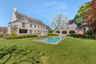 Een unieke kans voor wie op zoek is naar een uitzonderlijk afgewerkte klassewoning met zwembad, poolhouse/kantoor (ook apart toegankelijk) en dit op een strategische locatie. <br /><br />Deze Franse villa uit 1960 (architect Jules Delarue) werd in 2021 volledig en smaakvol gerenoveerd met respect voor haar karakter.<br /><br />De woning biedt lichtrijke, ruime leefruimtes en een open gevoel. Buiten geniet u van een aangelegde oprit in Belgisch porfier, parkeerruimte, garage, tuin met robotmaaier en ruime terrassen in oud marmer. Het zwembad (2021, Bob Monteyne) in lichtgrijze mozaïek is volledig uitgerust met automatisch onderhoud, rolluik met ledlamellen en onderwaterverlichting. Het poolhouse/kantoor met eiken kap, vloerverwarming en natuursteen is polyvalent in te richten.<br /><br />Indeling: inkomhal met originele marmeren vloer, houten trap en smeedijzerwerk, vestiaire en gastentoilet in marmer. Bureau met maatkasten en pivotdeur. Ruime leefruimte met haard, parket en sierlijsten. Luxe leefkeuken in natuursteen met vloerverwarming, Miele-toestellen, marmeren eiland met PITT-fornuis en ingewerkte audio. Aansluiting naar poolhouse. Domotica voor verwarming, verlichting en zwembad.<br /><br />De woning is volledig onderkelderd met o.a. wijnkelder, wasplaats, berging en mancave. Op de eerste verdieping: 4 slaapkamers met maatkasten, 3 marmeren badkamers en een dressing (25 m²). De tweede verdieping biedt 2 polyvalente ruimtes (bureau, speelkamer, extra kamers, cinemaruimte met airco) met douche en toilet.<br /><br />Extra: maatwerk (Interieur Projects), schilderwerken (Wouter Vanlerberghe), verlichting (Trizo), ramen (Pouleyn), alarmsysteem. Centrale verwarming op aardgas, dubbele beglazing, conforme elektriciteit.<br /><br />Een uitzonderlijke woning waar luxe, ruimte en afwerking samenkomen.