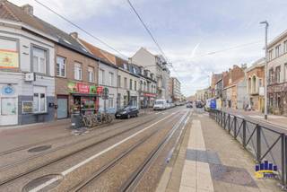 Dit vergunde opbrengsteigendom combineert een commercieel handelspand met een comfortabel residentieel appartement en vormt daarmee een interessante investeringsopportuniteit voor zowel particuliere als professionele investeerders. Dankzij de strategische ligging langs de Brusselsesteenweg, een van de belangrijkste invalswegen naar Gent, geniet het pand van een uitstekende zichtbaarheid, een vlotte bereikbaarheid en een constante passage van potentiële klanten.<br /><br />Op het gelijkvloers bevindt zich een handelsruimte die momenteel wordt uitgebaat als slagerij. De zaak beschikt over een gevestigde reputatie in de buurt en is volledig ingericht voor de huidige activiteit. Het handelspand wordt verhuurd aan € 1.200 per maand, wat zorgt voor een stabiele en onmiddellijke huuropbrengst.<br />De bovenverdieping omvat een verzorgd appartement met twee slaapkamers, een ruime en lichtrijke leefruimte en een praktische indeling. Het appartement wordt momenteel verhuurd aan € 900 per maand. Met een EPC-score van 290 kWh/m² jaar (label C) voldoet de woonentiteit aan de hedendaagse energievereisten en zijn er momenteel geen bijkomende renovatieverplichtingen van toepassing.<br /><br />Het gebouw beschikt over alle nodige vergunningen voor zowel de commerciële als de residentiële functie en heeft twee afzonderlijke huisnummers, wat de juridische en administratieve opsplitsing van beide entiteiten ondersteunt. De combinatie van een verhuurd handelspand en een verhuurd appartement resulteert in een<strong> totale maandelijkse huurinkomst van € 2.100, goed voor een jaarlijkse huuropbrengst van € 25.200.</strong> Dit maakt het pand bijzonder aantrekkelijk voor investeerders die op zoek zijn naar een eigendom met een onmiddellijk rendement en een solide verhuurpotentieel op een commerciële toplocatie.<br /><br />Maatregelenregister: Blanco (geen maatregelen in het Vlaams Handhavingsplatform)<br /><br /><strong>Interesse? Contacteer mij vandaag nog voor meer info op 0472/50.08.58 - Mohamed</strong>