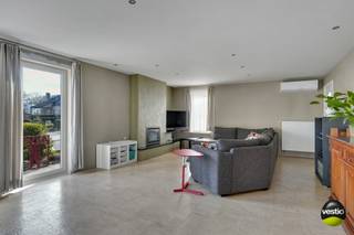 GERENOVEERDE, ENERGIEZUINIGE WONING MET KANGOEROEWONING OP TOPLOCATIE!<br /><br /><span><span><span><span><span><span><span><span>We vinden deze ruime , gerenoveerde woning terug langs de Hoeverbergweg te Opglabbeek. Een zeer rustige straat in een kindvriendelijke omgeving maar ook het centrum van Opglabbeek met haar winkels, scholen, horeca en de omliggende gemeenten Genk , As en Maaseik + de oprit van de E314 zijn zeer vlot bereikbaar. Voor de natuurliefhebbers is dit ook een droomlocatie , in de Bosbeekvallei zijn er namelijk tal van prachtige wandelroutes en het fietsroutenetwerk ligt ook vlakbij ...</span></span></span></span></span></span></span></span><br /><br />De woning met een bewoonbare oppervlakte van 248 m² ( excl. kelder 126 m² en zolder 38 m² ) is in de loop der jaren uitzonderlijk goed onderhouden en heeft de laatste jaren nog heel wat renovaties ondergaan. Zo werden onder andere de ramen vernieuwd, het dak geïsoleerd, airco’s / inverter geïnstalleerd, een nieuwe hoogrendement aardgasketel en 14 zonnepanelen ( 14 x 350 Wp ) geplaatst. Deze renovaties resulteren in een zeer gunstige EPC score van slechts 136 / label B !!!<br /><br />Bovendien beschikt het huis over een kangoeroewoning die eventueel kan dienen als bijvoorbeeld kantoor- of praktijkruimte of zelfs als Airbnb. Het leefgedeelte van meer dan 60 m² is ingedeeld in een ruime living en een zonovergoten veranda zodat je er kan genieten van heel wat natuurlijke lichtinval ! De living met haar vele raampartijen biedt een zee aan ruimte , zo is het heerlijk vertoeven in de zithoek met ingebouwde gashaard en is er ruimte zat voor een zeer grote eettafel. In de veranda is het vooral in de voormiddag zalig genieten van de ochtendzon en via het schuifraam heb je hier toegang tot het terras aan de zijkant van de woning. De keuken die aansluit op de veranda moet zeker niet onderdoen ! Ze is voorzien van alle moderne comfort en zeer praktisch ingedeeld.<br /><br />Verder kan je gelijkvloers nog een centrale inkomhal met vestiaireruimte en gastentoilet , een ruime slaapkamer , een handige bergruimte (die eventueel ook als slaapkamer kan dienen) en een badkamer terugvinden. Maar dus ook een aparte kangoeroewoning hoort erbij , deze is uitgerust met een slaapkamer, een badkamer en een grote leefruimte met kitchenette. Op de eerste verdieping beschikt u verder nog over 2 ruime slaapkamers en er is eventueel nog de mogelijkheid om op deze verdieping 2 extra slaapkamers bij te creëren dankzij een nog niet-ingerichte zolderruimte van om en bij de 38 m² .<br /><br />Dankzij de kelderverdieping van 126 m² opgedeeld in 6 ruimtes heb je ruimte zat om nog spullen op te bergen. Via de automatische sectionale garagepoort kan je de garage van 70 m² betreden waar er ruimte genoeg is om enkele wagens te parkeren. De tuin tenslotte is recent heraangelegd en op het grote grasveld hebben kinderen de ruimte om te ravotten. Op het terras van 40 m² met ingebouwde barbecue werd onlangs nog een mooie terrasoverkapping geplaatst.<br /><br />De vele TROEVEN van deze woning nog eens op een rijtje :<br /><br />+ Energiezuinig: EPC is slechts 136!<br />+ Kangoeroewoning die voor tal van doeleinden gebruikt kan worden. ( Airbnb)<br />+ 14 zonnepanelen x 350 Wp<br />+ Elektriciteit is volledig goedgekeurd<br />+ Regenwaterput 10.000 liter (toiletten-wasmachine-buitenkranen)<br />+ Dak (20cm) + spouw geïsoleerd.<br />+ Recente aardgasketel bj. 2021<br />+ Ramen vernieuwd in 2018<br />+ Airco’s / inverter geplaatst in slaapkamer en living<br />+ Volledig onderkelderd<br />+  Ligging in zeer rustige en geliefde, kindvriendelijke buurt<br />+ 4 slaapkamers , uitbreiding naar 6 slaapkamers mogelijk !<br />+ Asbestvrij<br />+ Gelijkvloers wonen mogelijk<br />+ Veel lichtinval !<br />+ Ruime , mooi aangelegde tuin.<br /><br />Kortom, een zeer ruime, energiezuinige woning op een toplocatie in Opglabbeek! Meer info? Contacteer Maarten Delbroek via maarten@vestio.com of bel naar 0471/034804.<br /><br /><br /> 