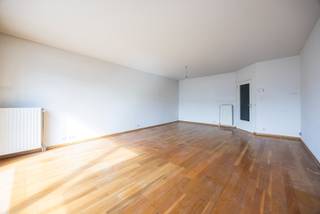 Bent u op zoek naar een appartement met 2 slaapkamers en garagebox? Dan is dit mogelijks wat u zoekt? <br /><br />Het appartement is gelegen in het centrum van Stokkel en dit op de derde verdieping. U komt binnen via de centrale hal die doorgang geeft aan alle ruimtes. De woonkamer (31.5m²) bevind zich vooraan en heeft een terras. De keuken met berging waar u aansluiting heeft voor wasmachine en droogkast ligt naast de woonkamer. Het appartement heeft 2 slaapkamers (14.4m² en 12.75m²) die achteraan liggen. Bij het appartement hoort eveneens een kelder en garagebox. (exclusief van de vraagprijs)<br /><br />Pluspunten:<br />- Gelegen in het centrum (Stokkel)<br />- 96m² bewoonbare oppervlakte<br />- 2 slaapkamers<br />- Garagebox (35.000€ exclusief van de vraagprijs)<br />- Privatieve kelderberging<br /><br />Kortom bent u op zoek naar een ruim appartement met kelder en garagebox in Sint-Pieters-Woluwe, aarzel dan zeker niet en neem contact op met One Vastgoed op 03 360 85 30.