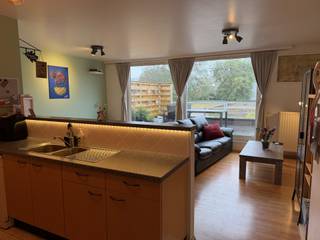 Verzorgd appartement op de eerste verdieping met 2 slaapkamers, ruim terras en garage.<br /><br /><strong>EERSTE VERDIEPING:</strong><br />- inkomhal en toilet voorzien van handenwasser<br />- woonkamer (ca25m²) op laminaatvloer met groot schuifraam dat uitgeeft naar het terras<br />- open keuken op tegelvloer en voorzien van keramische kookplaat, dampkap, vaatwasser en koelkast<br />- kleine berging met enkele legplanken en plaats voor was- en droogautomaat<br />- badkamer ingericht met ligbad met douchescherm en wastafel<br />- 2-persoonsslaapkamer (ca 12m²) op laminaatvloer <br />- 1-persoonsslaapkamer (ca 9m²) op laminaatvloer<br />- groot recent vernieuwd west georiënteerd terras (ca 24m²) ter hoogte van de woonkamer<br /><br /><strong>DIVERSEN:</strong><br />- garage (3de van links) bereikbaar via doorgang naar achterzijde van het gebouw<br />- gemeenschappelijke fietsenstalling<br />- gemeenschappelijke kosten: 20€/mnd (elektriciteit en onderhoud gemeenschappelijke delen)<br />- Vrij per 1/12/2026<br />- Voor meer info of een bezoek: info@devavastgoed.be