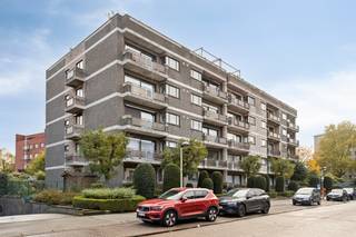 Zeer ruim appartement gelegen op de 4de verdieping met lift bestaande uit: inkomhal met apart toilet, grote living met toegang tot het balkon vooraan, keuken met aansluitend handige berging, 2 badkamers waarvan één reeds vernieuwd werd, 3 slaapkamers en ruim terras achteraan.<br />Onderaards is er een zeer grote en handige berging en een individuele garagebox met aansluitend nog een grote autostaanplaats! (inbegrepen in de prijs)<br />Dit appartement is centraal gelegen vlakbij winkels, openbaar vervoer, Te Boelaer Park, oprit Ring van Antwerpen, enz...<br /> 